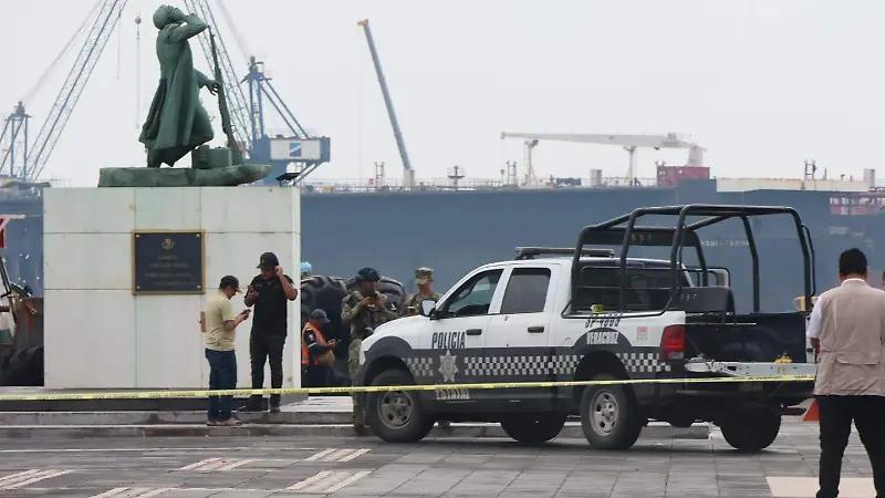 Dos personas mueren tras caer con auto al mar en el malecón de Veracruz
